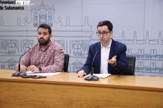 El portavoz del Grupo Municipal Socialista en el Ayuntamiento de Salamanca, José Luis Mateos, y el concejal Álvaro Antolín. Fotos: David Sañudo